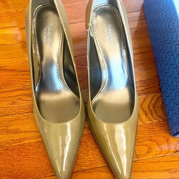 Women Simply Vera Vera Wang Cherie oatmeal pat Shoes Pointed Toe Heels - Picture 4 of 8